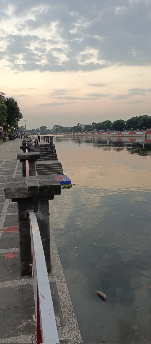 masih sulit dimengerti mengapa air, udara dan senja bisa menenangkan 🙂