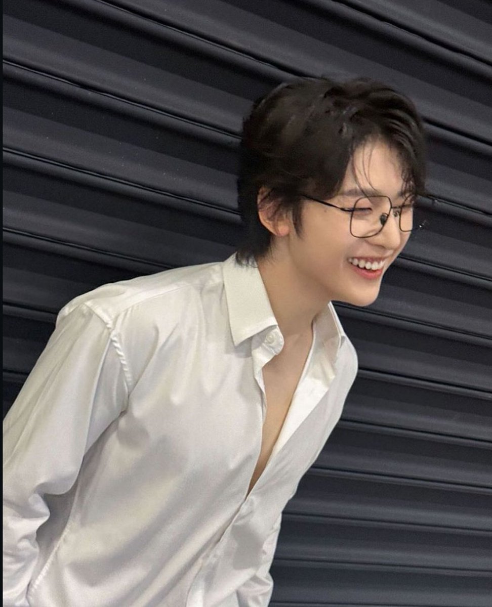 mattwoongz's tweet photo. how he can write "#hanbintoldmetobuttomup
#studydate
#thechefofthegroup" and look like this at the same time https://t.co/t2UxSLsVce