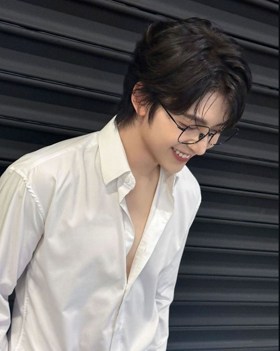 mattwoongz's tweet photo. how he can write "#hanbintoldmetobuttomup
#studydate
#thechefofthegroup" and look like this at the same time https://t.co/t2UxSLsVce