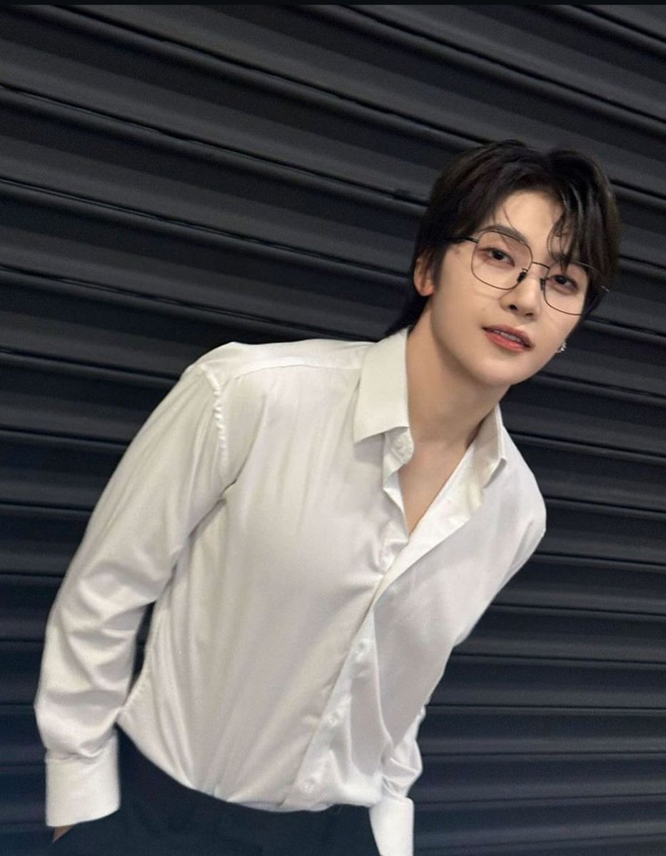 mattwoongz's tweet photo. how he can write "#hanbintoldmetobuttomup
#studydate
#thechefofthegroup" and look like this at the same time https://t.co/t2UxSLsVce