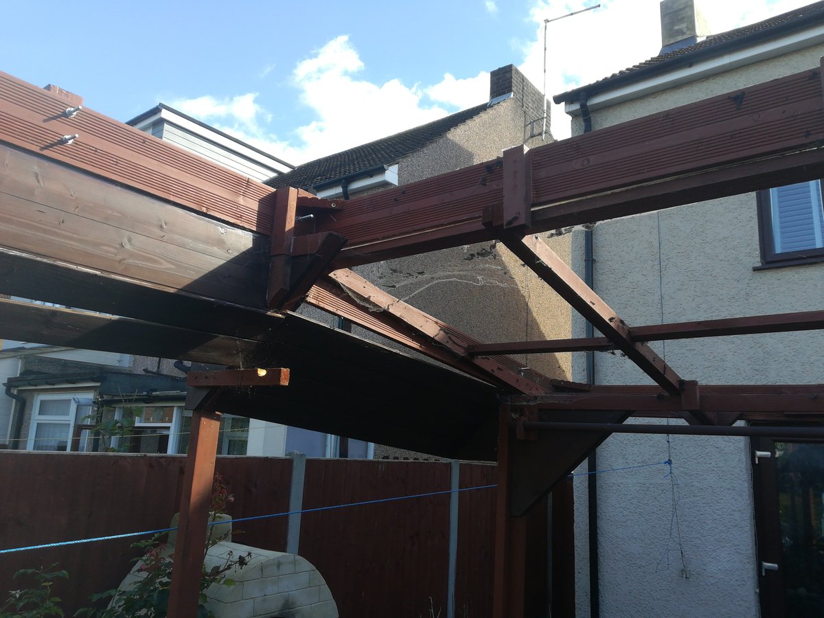 ClactonJonathan's tweet photo. Build 1 new pagoda.... Strip down and repair the old one..... Lalala....... https://t.co/Cs4fCb41nY
