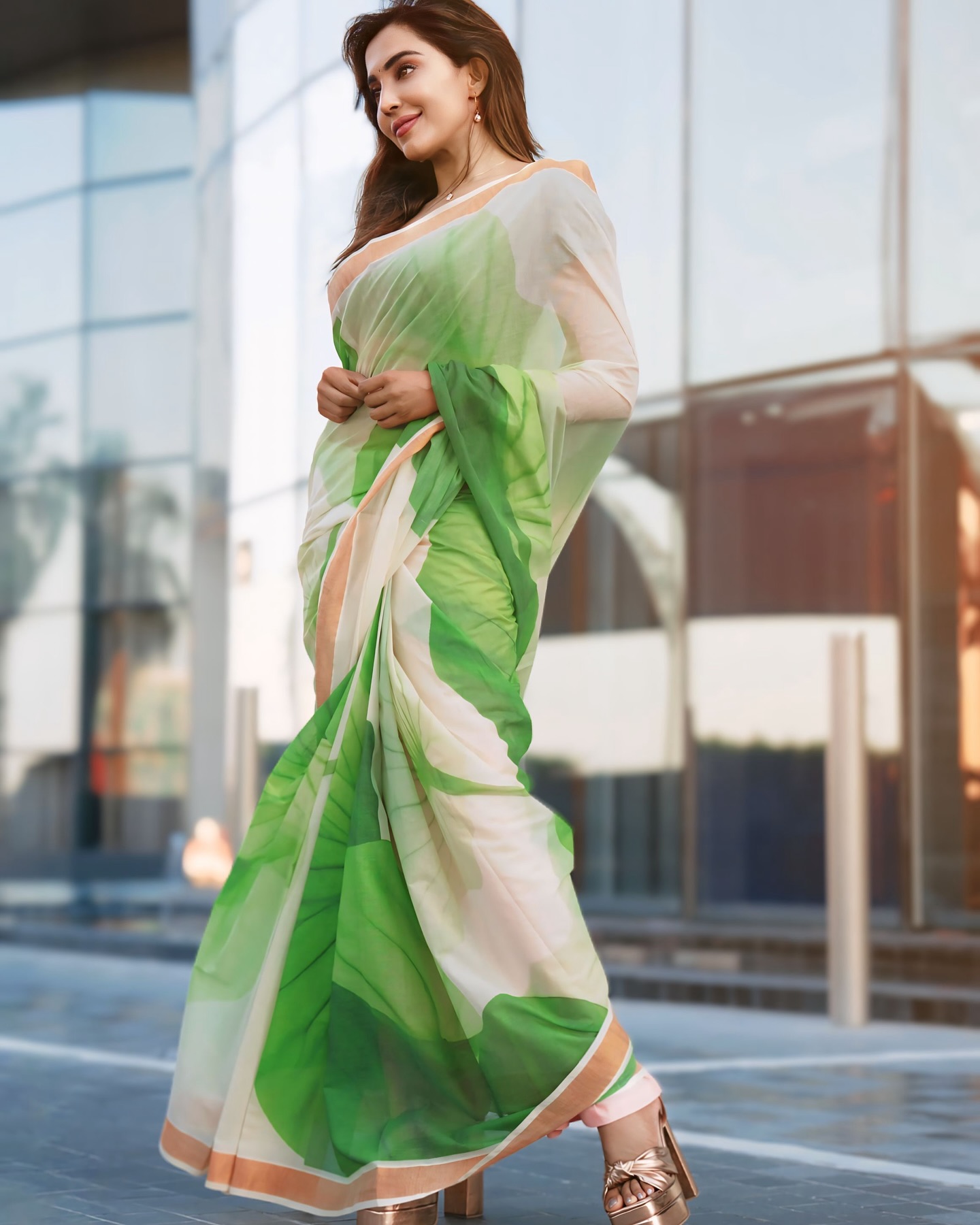 GYkVuAyaAAAaSW3?format=jpg&name=large