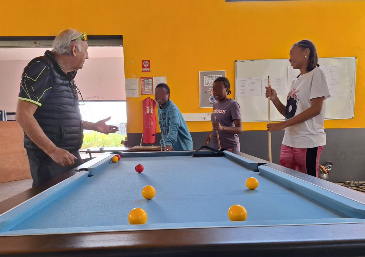 JA_Montgaillard's tweet photo. Ce week-end, le collège accueille avec plaisir le premier open de #billard de la #Réunion organisé par le Billard Club Dionysien. L'occasion pour nos élèves de #Segpa de découvrir les exigences de ce sport! https://t.co/WAlh20p8R7