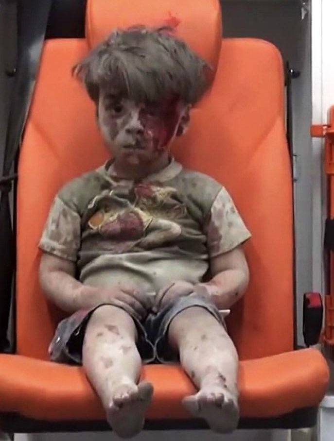 IhabHassane's tweet image. Why Syrians celebrate the death of Hezbollah’s leader, Hassan Nasrallah: 
5-year-old child Omran Daqneesh, bloodied and traumatized, sits in the back of an ambulance after Hezbollah dropped barrel bombs on innocent Syrians in Aleppo in 2016.
This was just one of the countless…