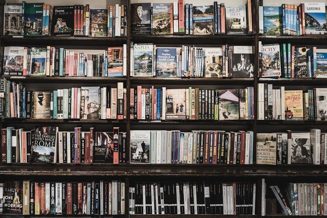 Goodbye Summer and Hello Fall… reading list!📝 We’re ushering in the busiest time of year for publishing with our own list of the buzziest 🐝 books to look forward to this fall! 📚👀 shedoesthecity.com/our-most-antic…
