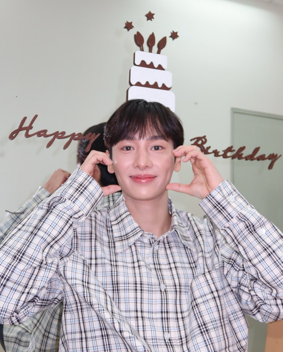 offgun_family's tweet photo. แกลมแค่ไหนก็น่ารักอยู่ดี ♥️🎂✨@AtthaphanP 

📸 IG : luckysevenb

#alluringburGUNdy
#กันอรรถพันธ์ #GunAtthaphan https://t.co/o2ZzBaGBha