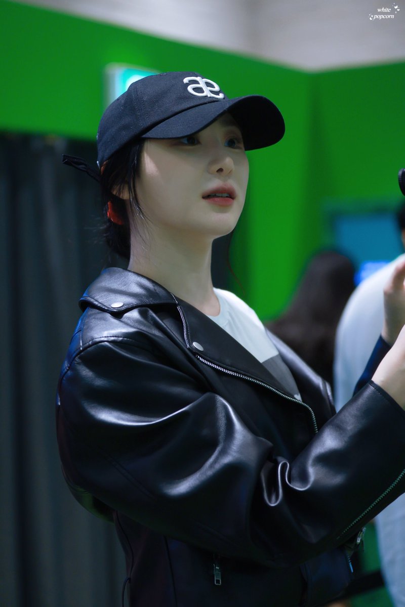 240928 shoot girls pop up store 
LEECHAEYEON 

⚽️🏃‍♀️

#LEECHAEYEON #이채연