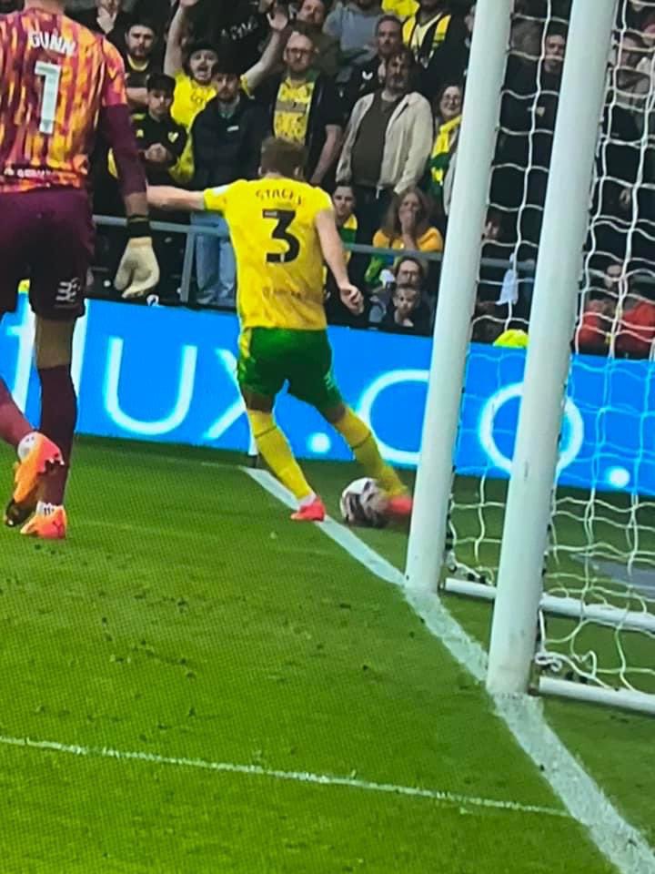 PageDcfc's tweet photo. Both lead to goals for Norwich, joke😡 https://t.co/npxIFFjAL0