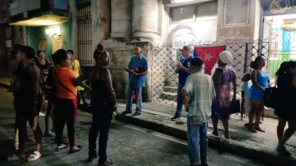 El delegado Julio Acevedo, de la circunscripción 23 del Consejo Popular Colón, de Centro Habana, inició las #RendicionesDeCuentas ante sus electores en las diferentes áreas del barrio. Cada área es un mundo. Juntos hacemos #Cuba.
<a href="/InimetCuba/">Inimet</a> 
<a href="/MaiAlberty/">Mai Lin Alberty Arozarena</a>