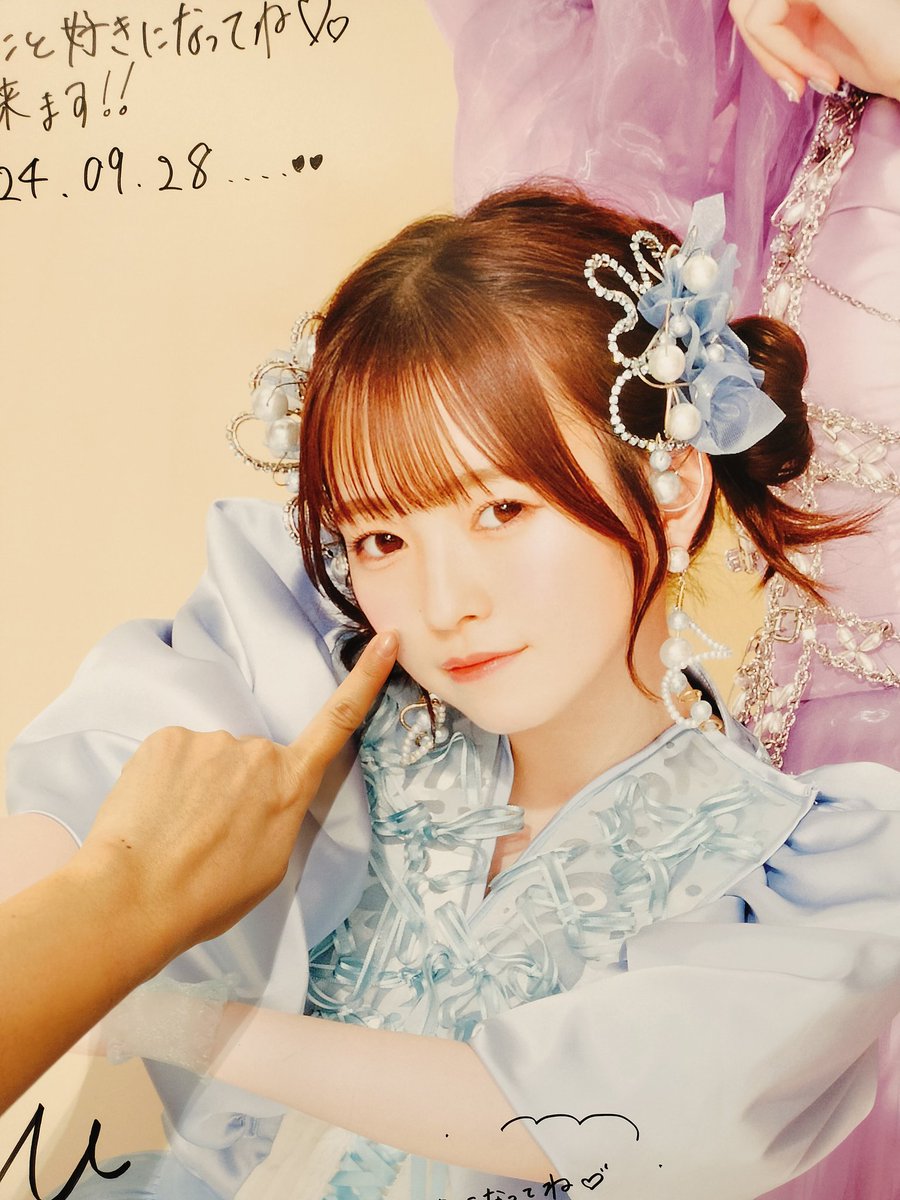 N_Erinon's tweet photo. 初めての界隈、推し活してきた。
近すぎ、可愛すぎ、顔めちゃくちゃ小さい！
チェキのとき1分近くお話できたし、とにかく最高だった。
でもテンパってハタチのお誕生おめでとう言うの忘れたのがちょっと心残り…
また行く！！！
#CUTIESTREET #きゅーすと 
#KAWAIIMAKER #きゅーてすと
#梅田みゆ https://t.co/npK6fwANlH