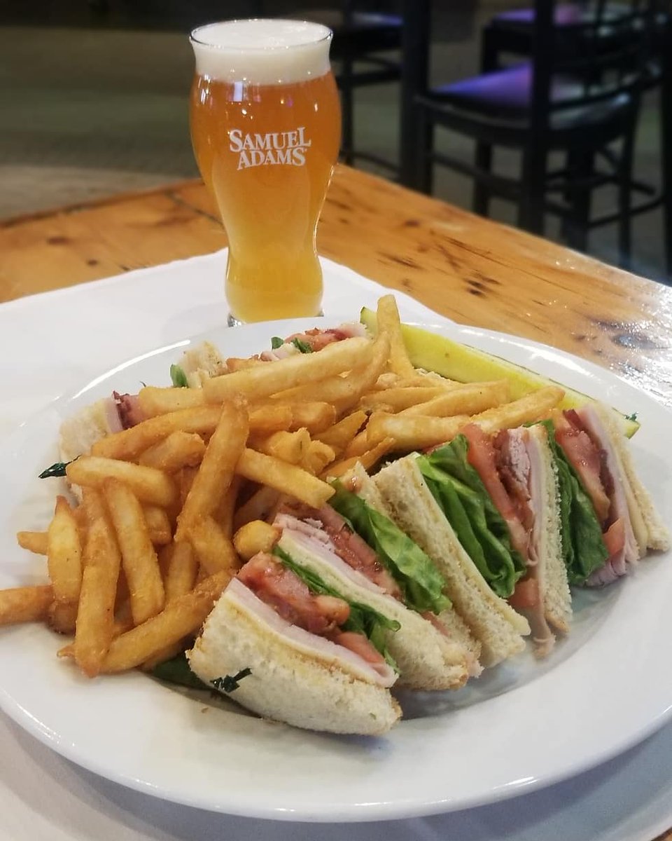 MahoneysPub04's tweet image. 🥪 Sandwich lovers, we've got you covered! Our sandwiches are perfect for a quick lunch or casual dinner. #SandwichGoals #LunchVibes #MahoneysIrishPub