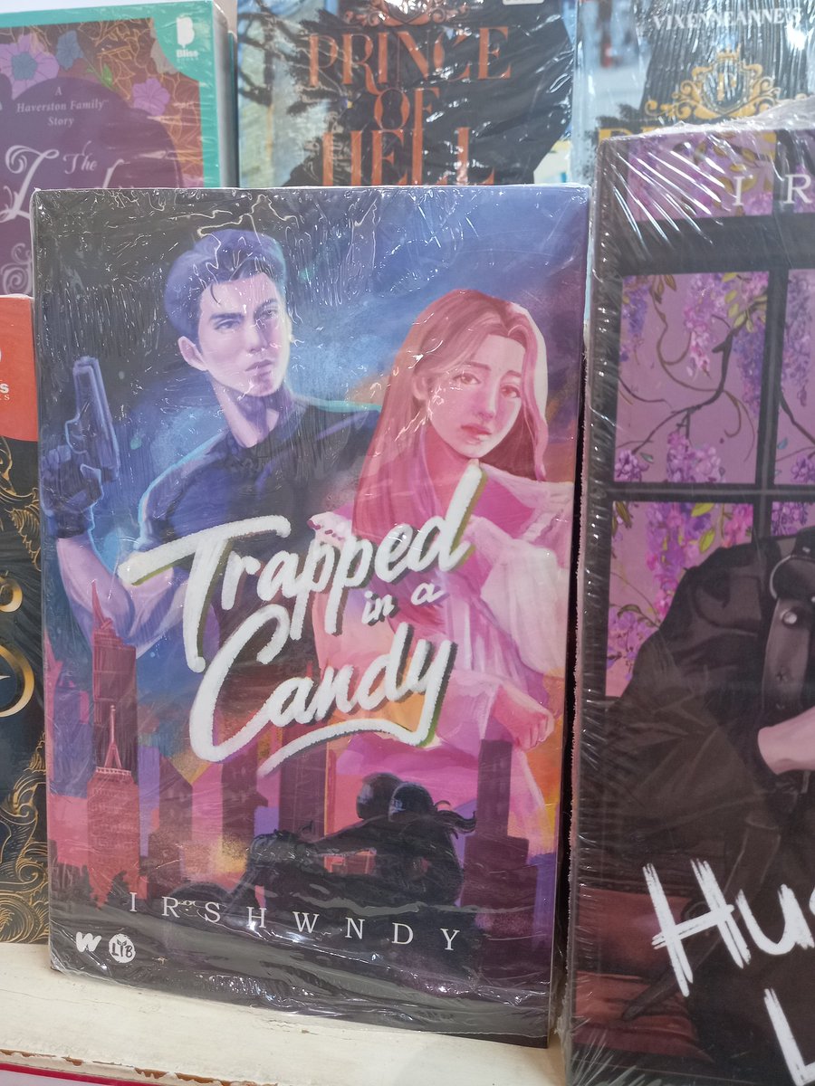 celinexv_'s tweet photo. I saw this kanina sa SM Tarlac City!!
@irshwndy 

the excitement the i got when i saw ms. irshwndy books AAAAHHHHH
#Trappedinacandy #HushLouder https://t.co/EX2Q8Yfhk8