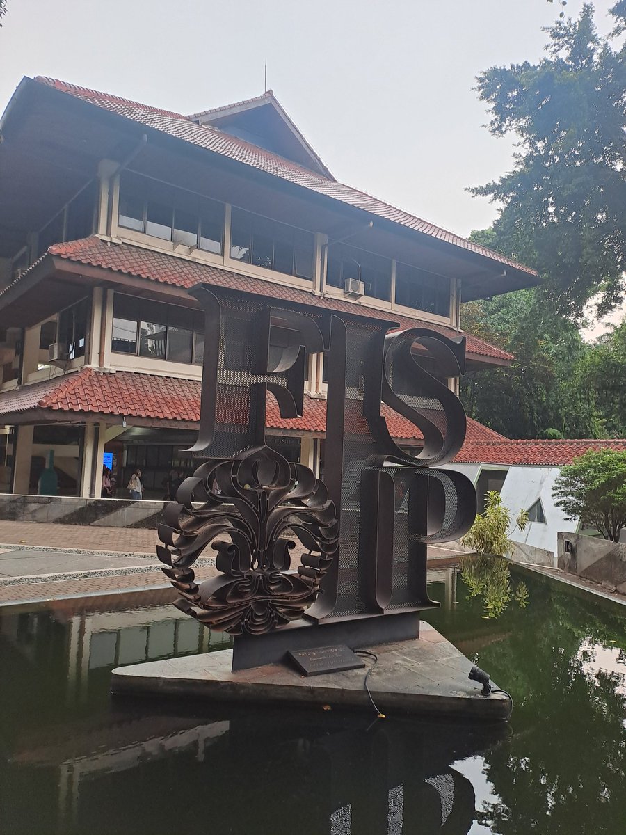 majestels's tweet photo. manifesting kuliah di kampus jingga a.k.a fisip ui trs nanti kerjaannya ke lawson atauga ke takor buat makan geprek trs nongkrong di tokjurnya anak kom/krim/kesos atau apalah itu trus lulus summa cumlaude kayak kak orel. krim krim krim!!!! 🧡🧡 https://t.co/8PClzKieTM