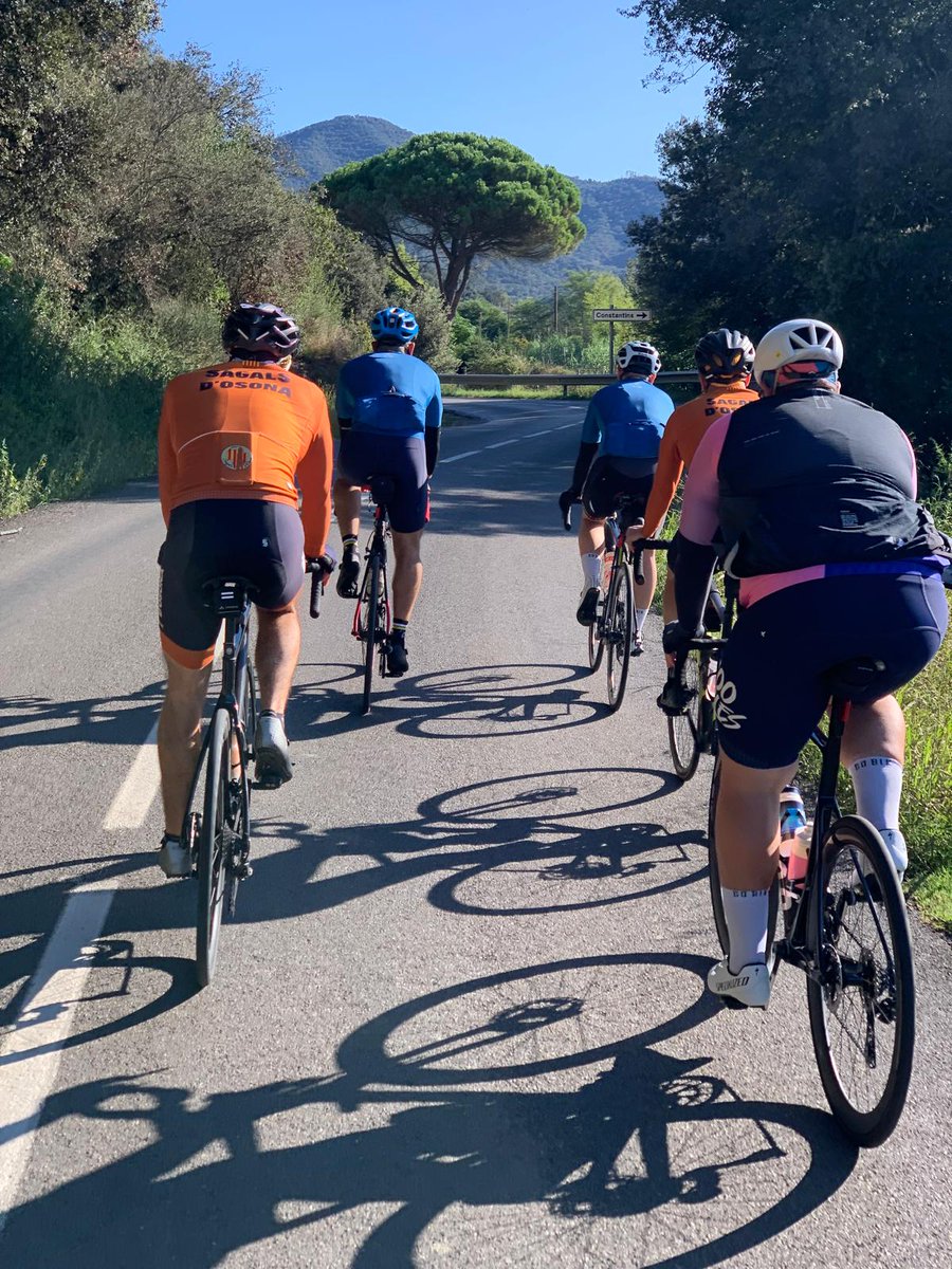 SagalsdOsona's tweet photo. Avui, ruta en bici amb els companys de @Marrecs! 🚴♂️🚴♀️ Una jornada d'esport, natura i germanor. Gràcies per la bona estona sobre rodes! #marrecs #sagals #castellers https://t.co/bQ8eyDnLkT