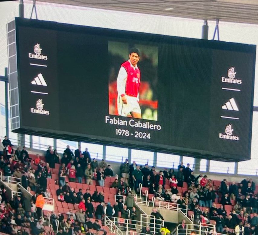 marceloburgosf's tweet photo. 🙌🏼 El Homenaje en el Emirates Stadium para el futbolista Fabián “Tyson” Caballero. https://t.co/U16DQZN32V