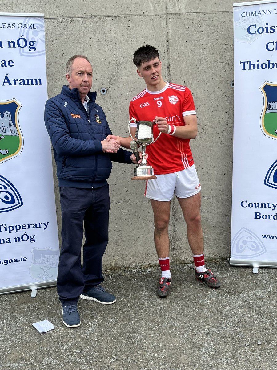 💙💛 County U17A Hurling Final 💙💛

Congratulations to Durlas Óg who were crowned U17A Champions today with a 2-18 to 2-17 win over Holycross Ballycahill in Templederry. 

Captain Keelan Dunne picking up the silverware 

<a href="/DurlasOgGAA/">Durlas Óg</a>