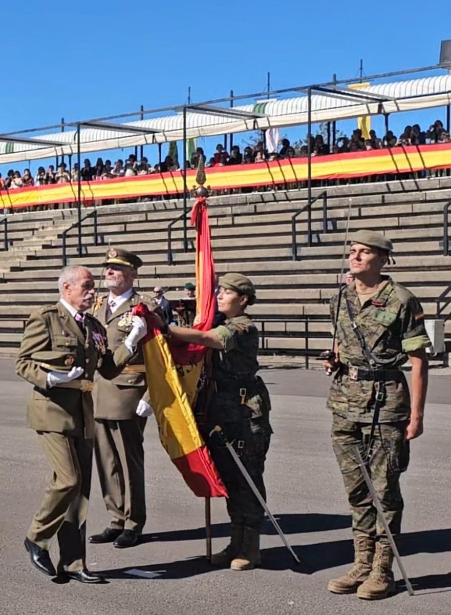 MADOC_ET's tweet photo. Día grande en la Academia General Básica de Suboficiales #AGBS_ET #Talarn.
Cincuenta años después de su ingreso en filas, hoy han vuelto los componentes de su primera promoción, reafirmando su compromiso ante la Bandera 🇪🇸.
#AGBS50Años 
#AEspañaServirHastaMorir https://t.co/UPsFj8RODj