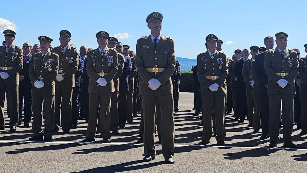 MADOC_ET's tweet photo. Día grande en la Academia General Básica de Suboficiales #AGBS_ET #Talarn.
Cincuenta años después de su ingreso en filas, hoy han vuelto los componentes de su primera promoción, reafirmando su compromiso ante la Bandera 🇪🇸.
#AGBS50Años 
#AEspañaServirHastaMorir https://t.co/UPsFj8RODj