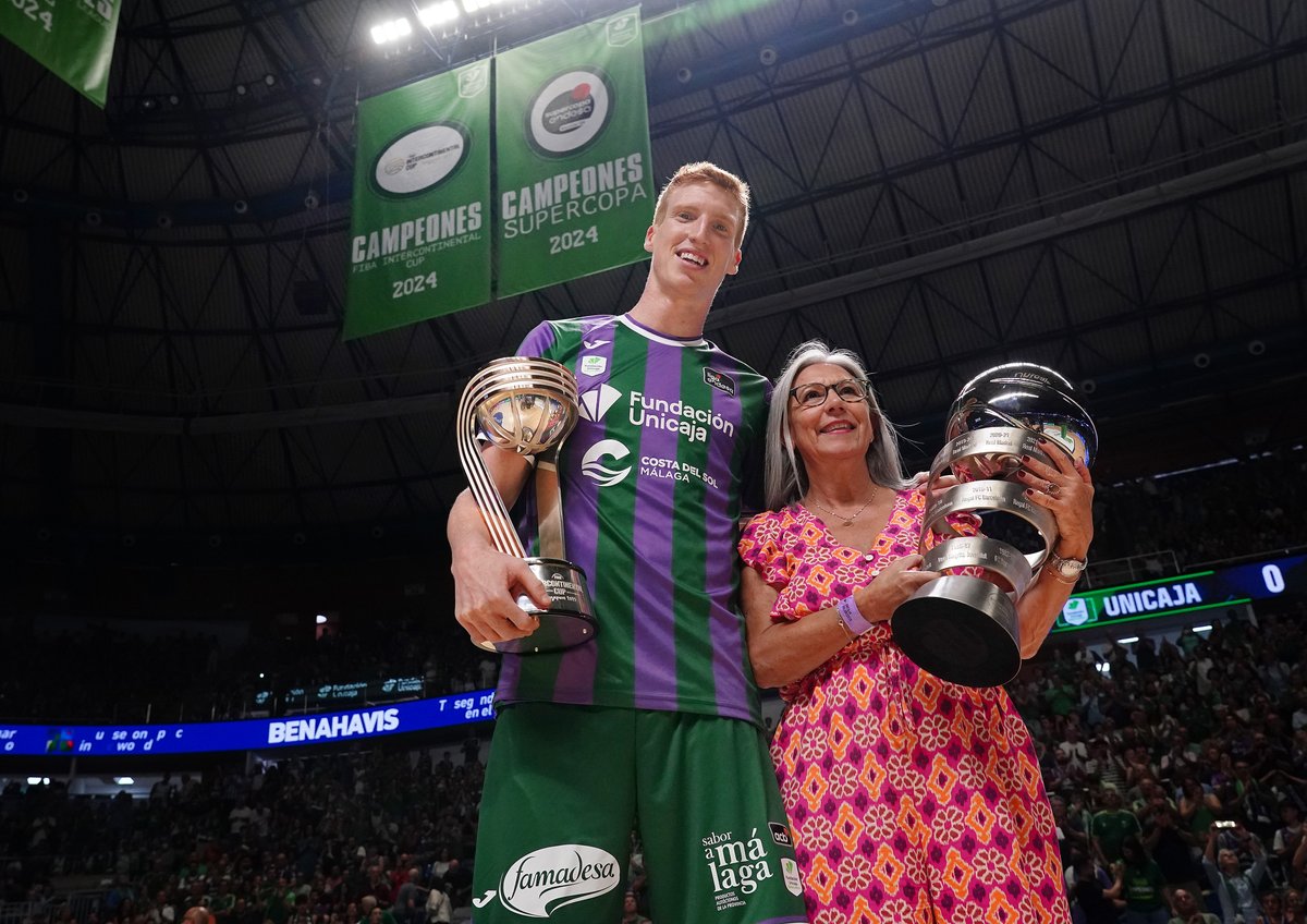 unicajaCB's tweet photo. 😍 Una imagen para la historia

🏆 La #IntercontinentalCup y #SupercopaEndesa ya están para siempre en el Carpena

👏 Nuestra querida Toñi García, la mejor maestra de ceremonias

💚💜 #YoSoyDelUnicaja #LigaEndesa @Antoniagg1960 https://t.co/oR8qQd38f6