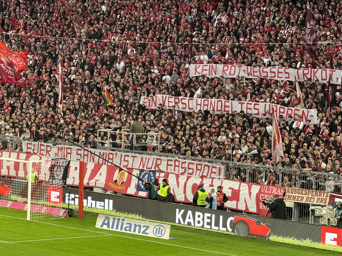 Den Bayern-Fans in der #Südkurve gefällt das #Wiesn-Trikot nicht. #FCBB04