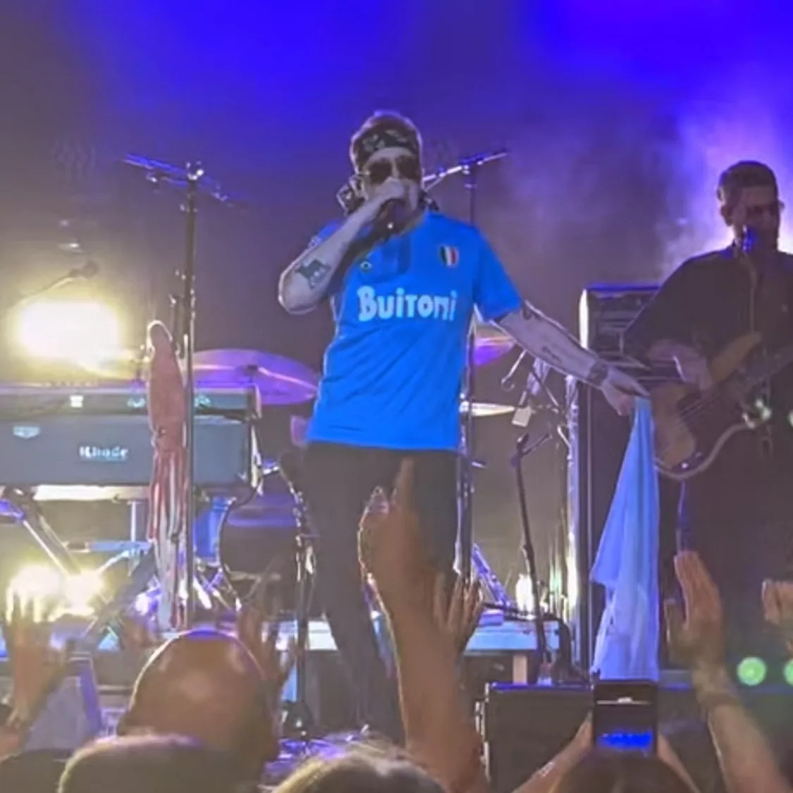 L'immenso Andres #Calamaro ci rende omaggio così nel suo concerto di Alicante. #napoli <a href="/calamarooficial/">Andres Calamaro</a>