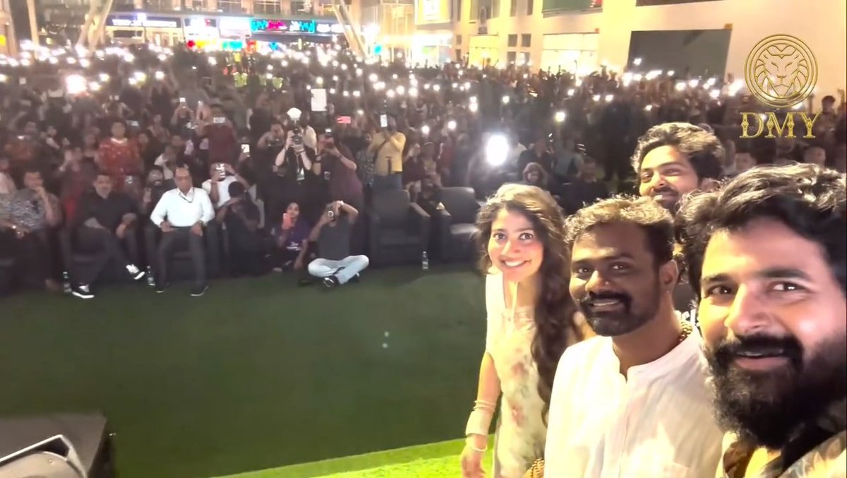 SKAnnaKN's tweet photo. Sivakarthikeyan Anna be like: En padaiyai paar 😍🤍🇲🇾🫶🏻

#Sivakarthikeyan #Amaran #AmaranDiwali https://t.co/cRdiLEoNss