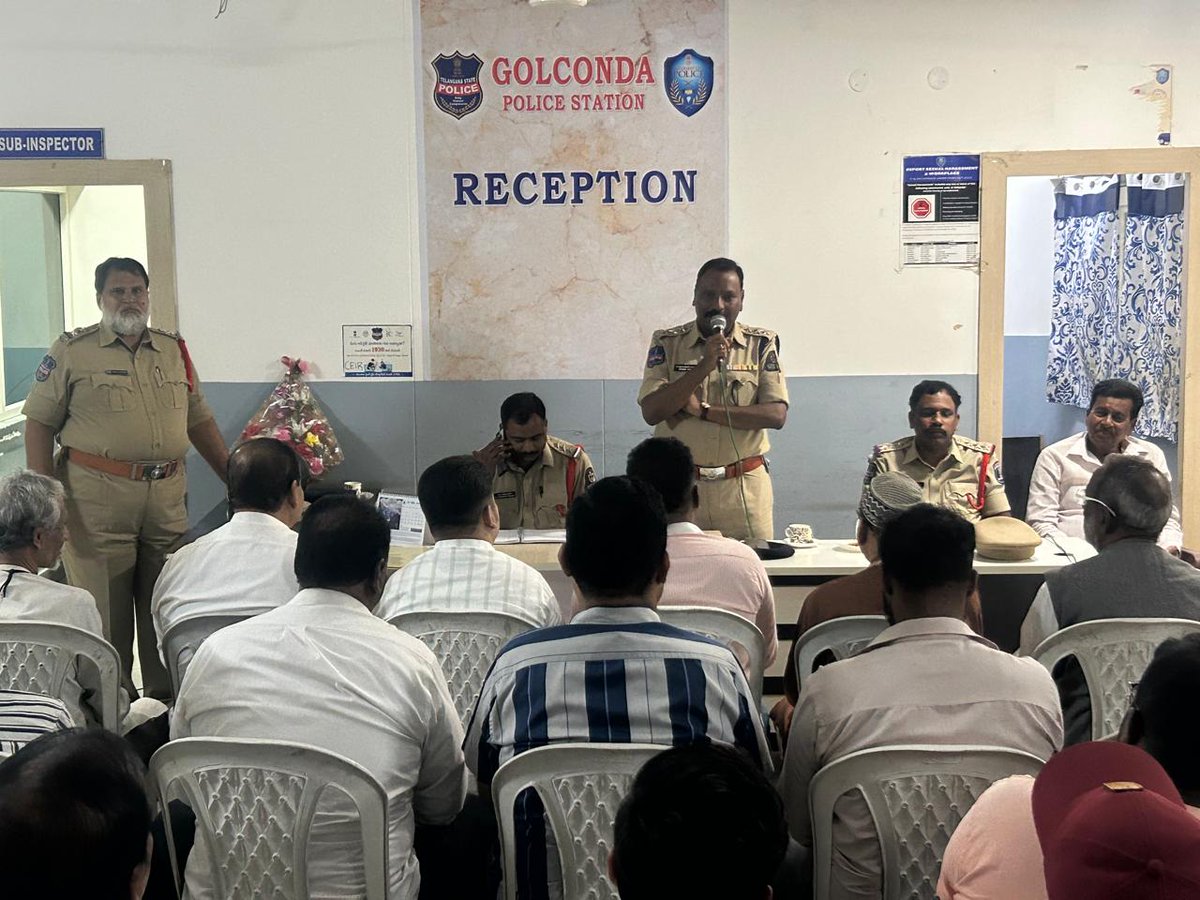 hydcitypolice's tweet photo. ACP Golconda along with the staff of @shogolconda conducted meeting with Durga Matha pandal organizers & peace committee members, given instructions to celebrate the festival in a spiritual way, and should maintain the noise in permissible limits.
#AvoidNoisePollution
#Navaratri https://t.co/wn986ec1X8