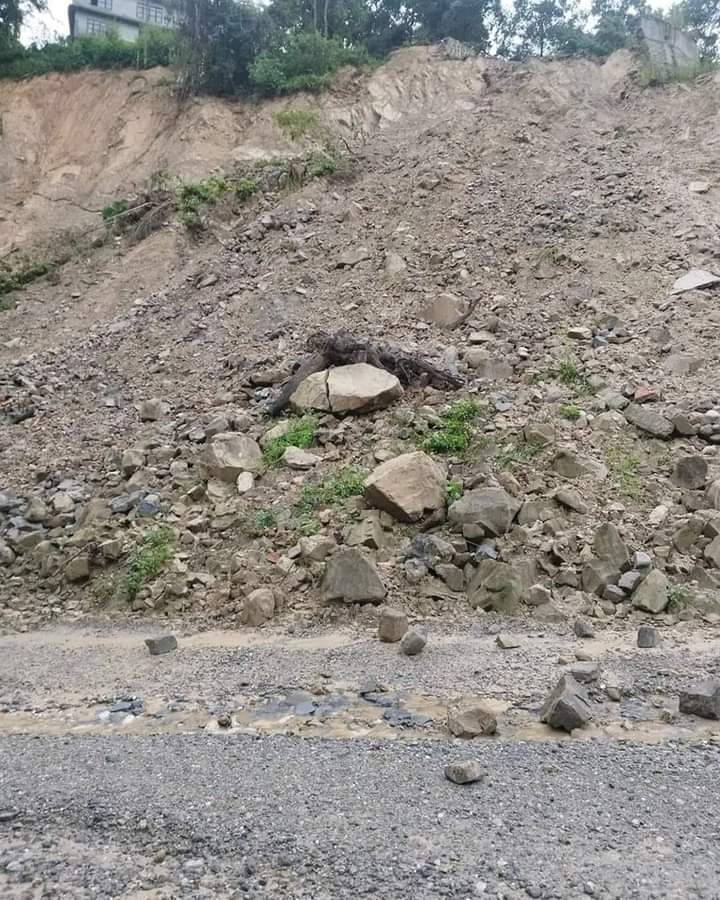 केही महिना पहिले दोलखा भिमसेनलाई पसिना आएको थियोे बाढि पहिरोले जनतालाई दुख दिनलाई रहेछ 😭