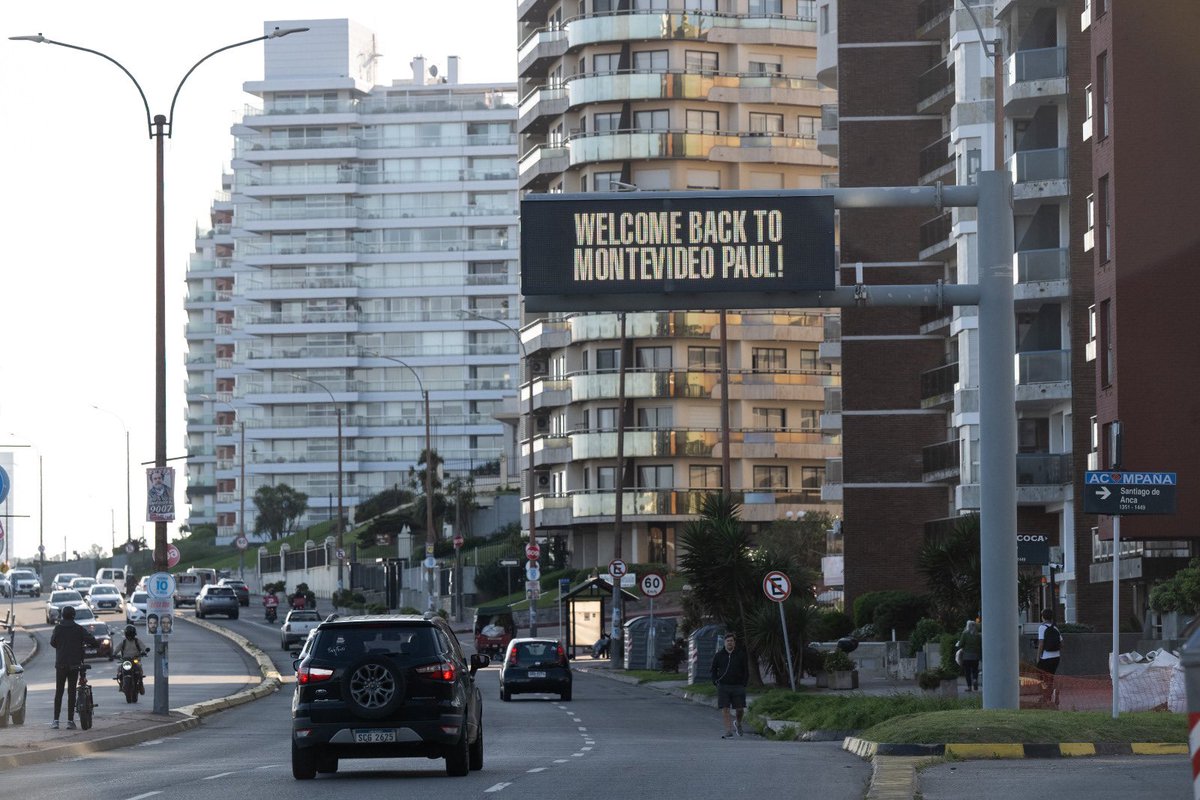 montevideoIM's tweet photo. ¡Bienvenido Paul McCartney a Montevideo! 🎸 https://t.co/lPWBDO9bta