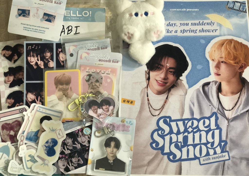 Hypen_Up7's tweet photo. Everything I got from the CSE😝
The Kit, some GA prizes (PC, Keyring, Goodie Bag), and quality prints😌
#SweetSpringSnowWithSunjake 👑💙 https://t.co/QWMMjxOKHN