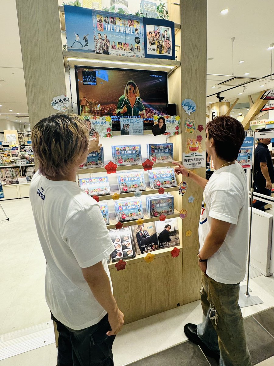 【ハイサイコンビ🌺】
念願だった #沖縄 での書店イベントが大盛況のうちに終了いたしました✨地元の方々もたくさん足を運んでくださって本当に嬉しかったです🐿️🐼
ありがとうございました‼︎

そして今回の<a href="/hmvbooksokinawa/">HMV＆BOOKS OKINAWA</a> さんの店頭ディスプレイもとっても素敵でした✨

かなさんどー♡