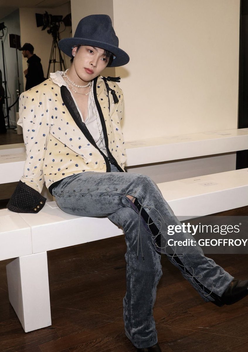 the high boots paired with the lace detail on his pants?! insane

#HONGJOONG #홍중 #AKSS25 #VivienneWestwood <a href="/ATEEZofficial/">ATEEZ(에이티즈)</a> <a href="/FollowWestwood/">Vivienne Westwood</a>