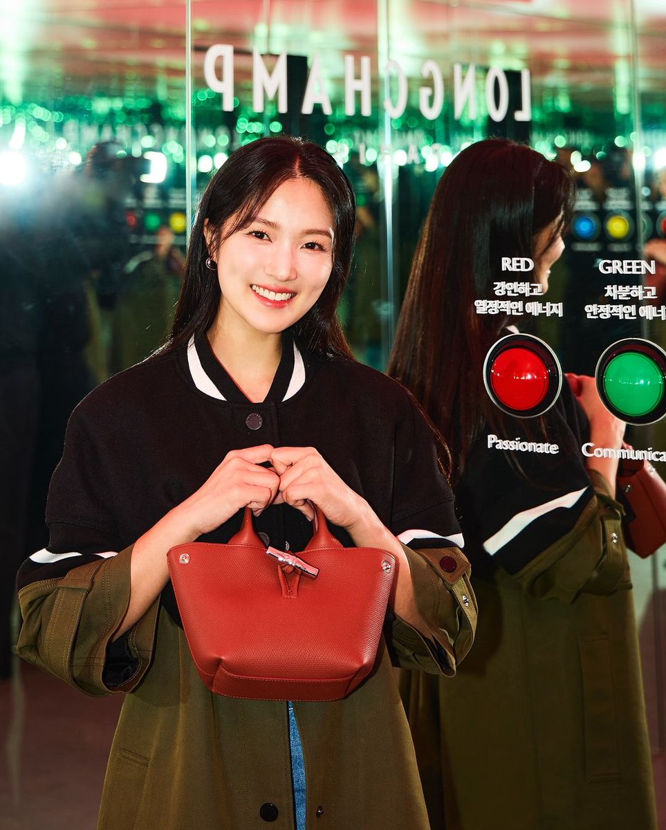SubeomsPH's tweet photo. 092824 IG post hye_yoon1110

@Longchamp #ENERGYBYLONGCHAMP #Longchamp #LongchampPopUpStore #EnergyByLong

Where do you find your energy?

#KimHyeYoon #김혜윤 https://t.co/FFJfkXkM9b