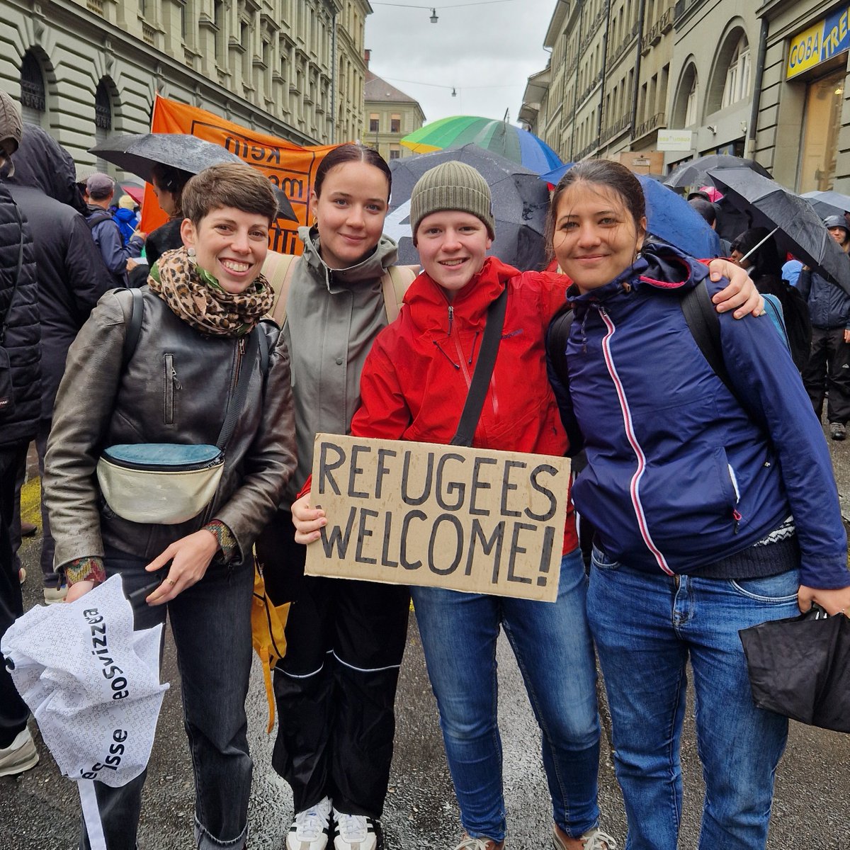LesVertsSuisses's tweet photo. Alors que la majorité de droite isolationniste veut séparer les familles, il est d'autant plus important de se mobiliser dans la rue pour une Suisse solidaire. ✊💚 - Lisa Mazzone, Présidente Vert-e-s suisses https://t.co/NzguD1hIXo