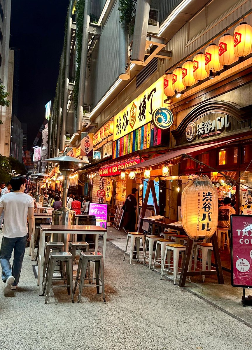 夜のスナック街は人が多い