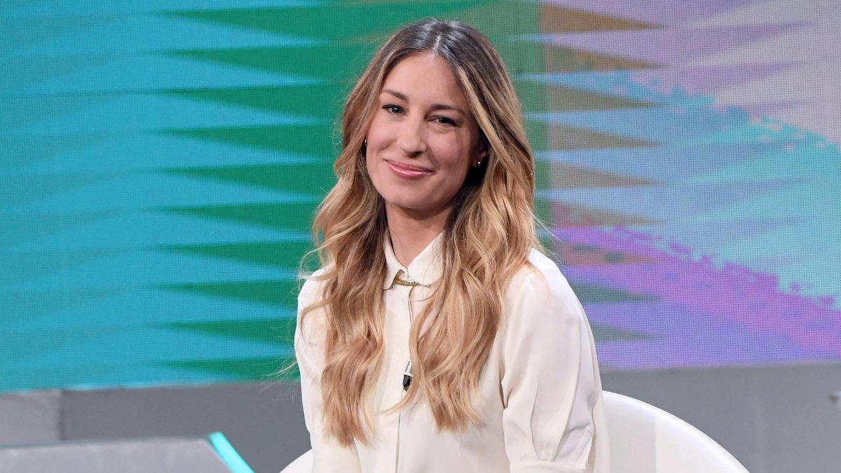 Mia Ceran è la persona giusta al posto giusto e nel momento giusto.

Il vestito di #TvTalk le calza a pennello e lo indossa con rispetto, senza stropicciarlo. 
È un programma nelle sue corde, dove si spazia tra informazione e intrattenimento.