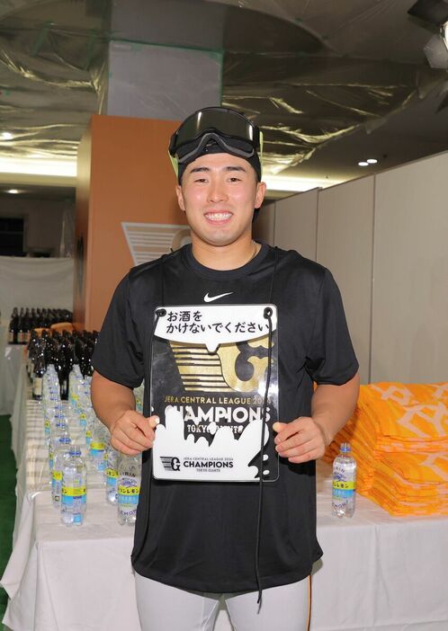 19歳・浅野翔吾は炭酸水でお祝い「お酒をかけないでください」ボードで