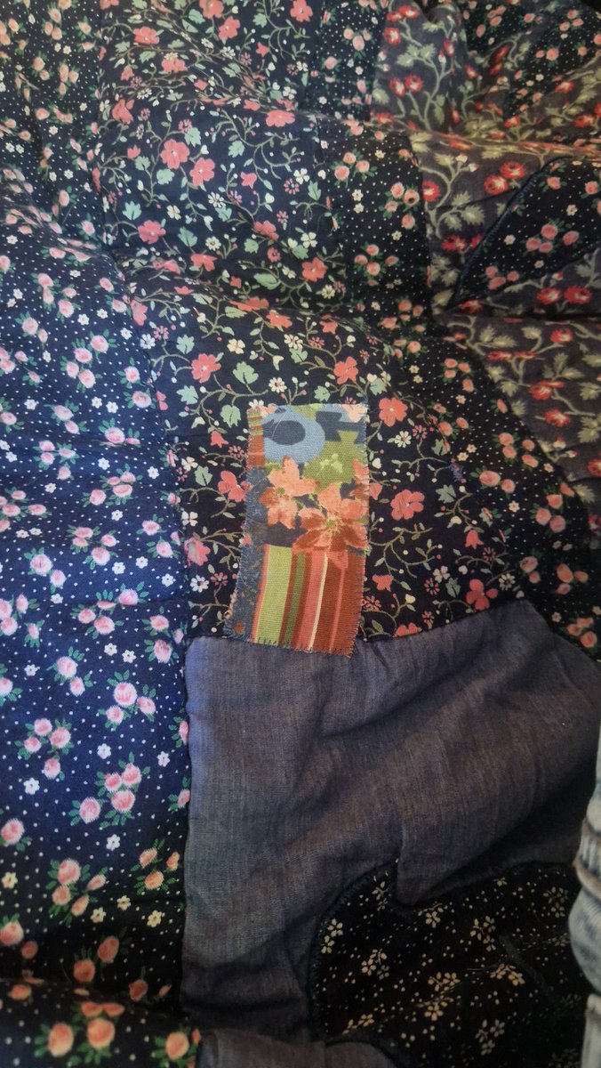 Jag lärde mig att jag kan lappa täcken idag! Kanske inte JÄTTEBRA men jag kunde ändå