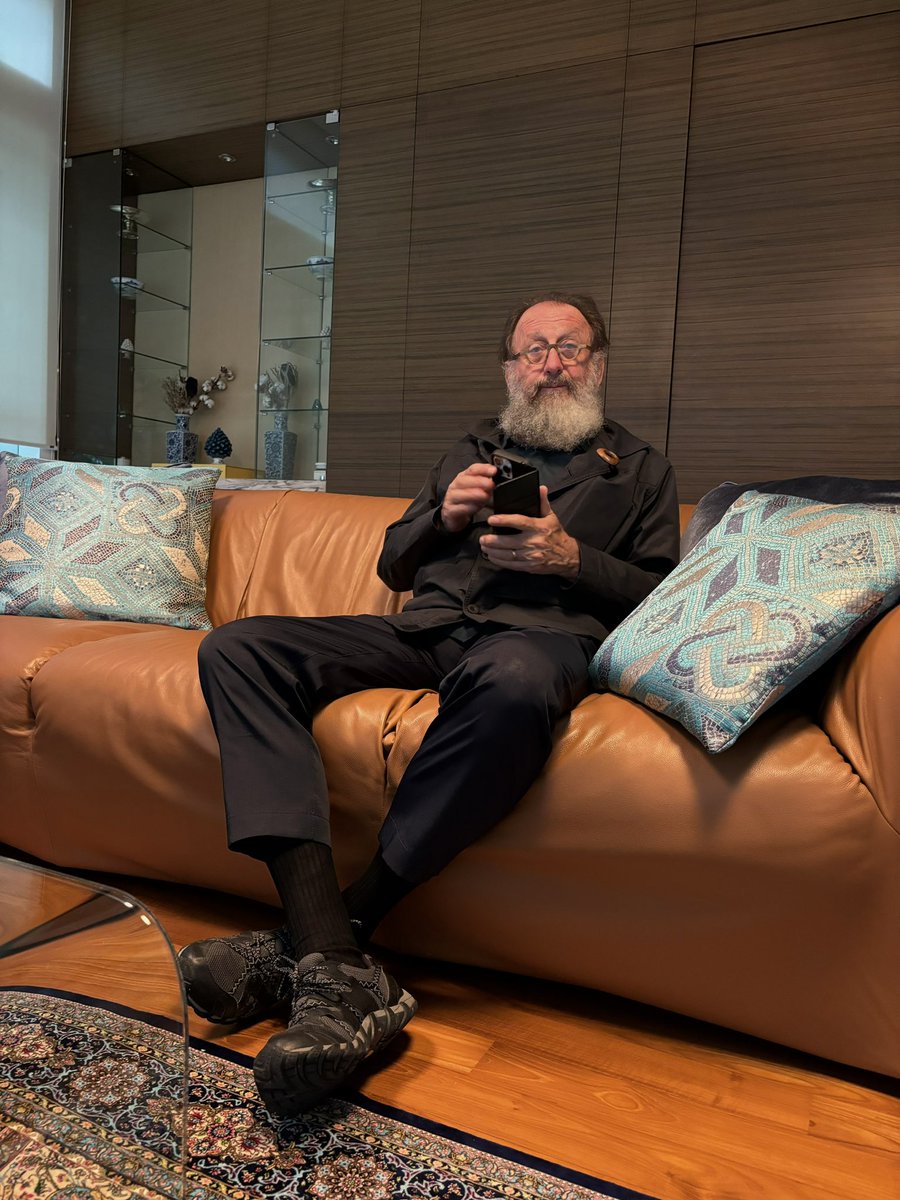 New release: 
#DeLucchi on a #Bellini

Smartphone photo. Italian Residence in #Singapore - 2024 All rights reserved

#design #ItalianDesign #SingaporeDesignWeek #PeopleOfDesign