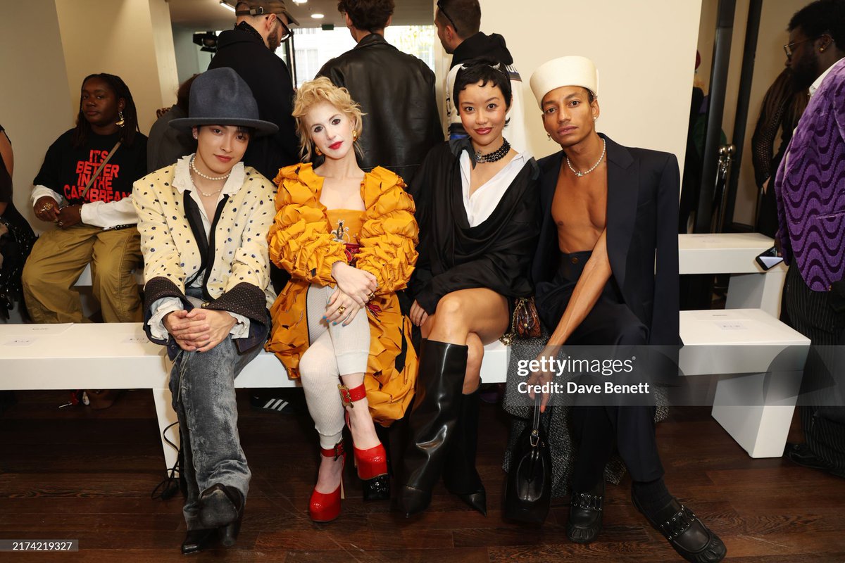 [📷] Hongjoong with Haley Williams of Paramore, Mia Kong and MJ Harper Front Row at the Andreas Kronthaler for Vivienne Westwood show

#HONGJOONG #홍중 #AKSS25 #VivienneWestwood <a href="/ATEEZofficial/">ATEEZ(에이티즈)</a> <a href="/FollowWestwood/">Vivienne Westwood</a>