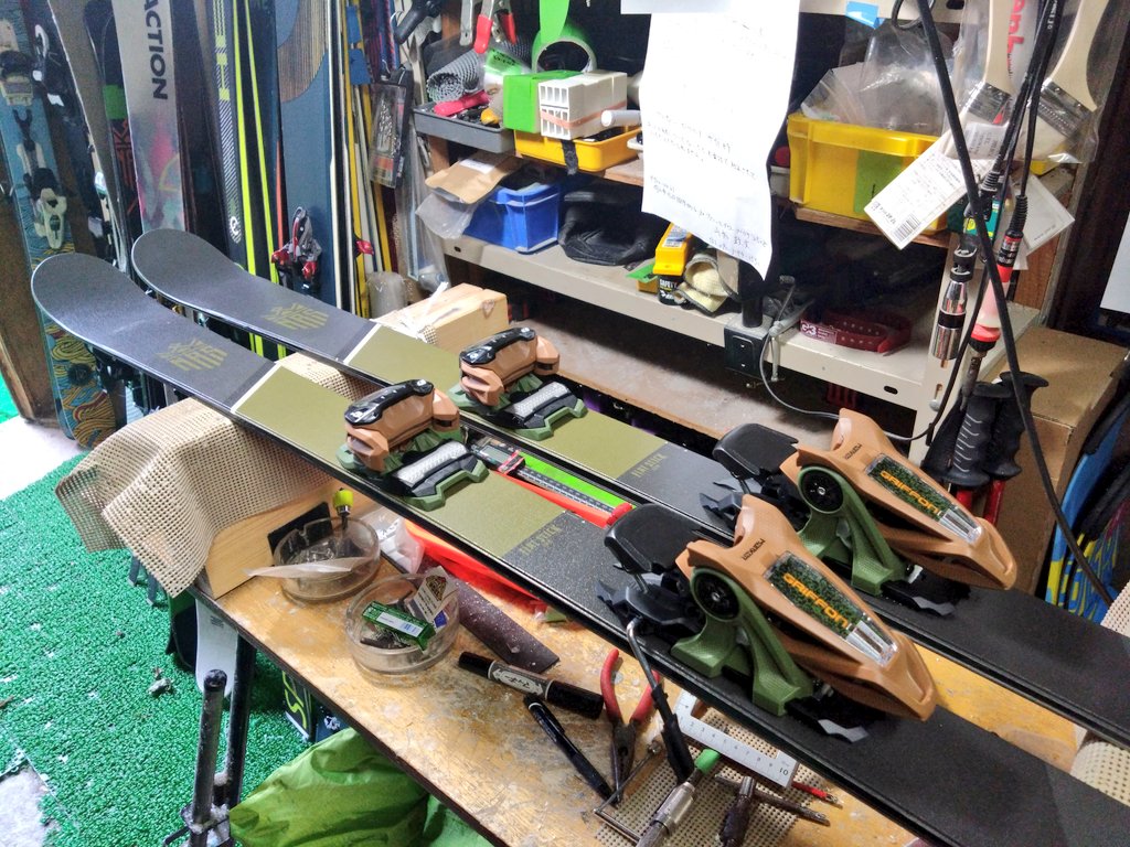 SkiBoardshopNRS's tweet image. flatstick×grifon13
お陰様でキッズレンタルが大好評で異様なペースで貸し出しか進んでおります🎿
レンタルの合間に金具を取り付けてるような状況です🔥昨年よりもお早めにお問い合わせ頂けますと助かります🙇#NRSレンタル　#flatstick #skishopNRS