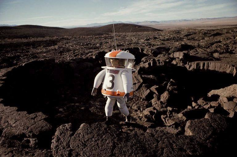 TheAstroDeni's tweet photo. One of the early spacesuit prototypes for the U.S. Lunar Mission 👩‍🚀

In 1962, engineers tested early versions of space suits in the Mojave Desert, a lunar-like landscape. These spacesuits had a built-in life support system and a spacious helmet that allowed 

[1/2] https://t.co/BzXnEWEBMv