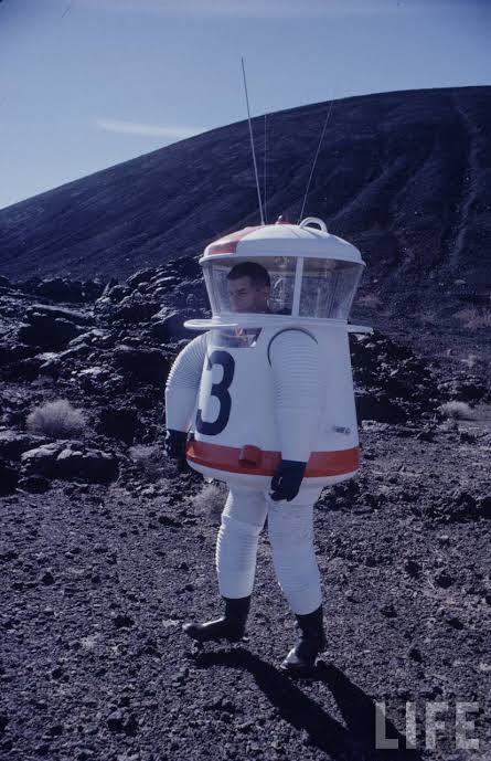 TheAstroDeni's tweet photo. One of the early spacesuit prototypes for the U.S. Lunar Mission 👩‍🚀

In 1962, engineers tested early versions of space suits in the Mojave Desert, a lunar-like landscape. These spacesuits had a built-in life support system and a spacious helmet that allowed 

[1/2] https://t.co/BzXnEWEBMv