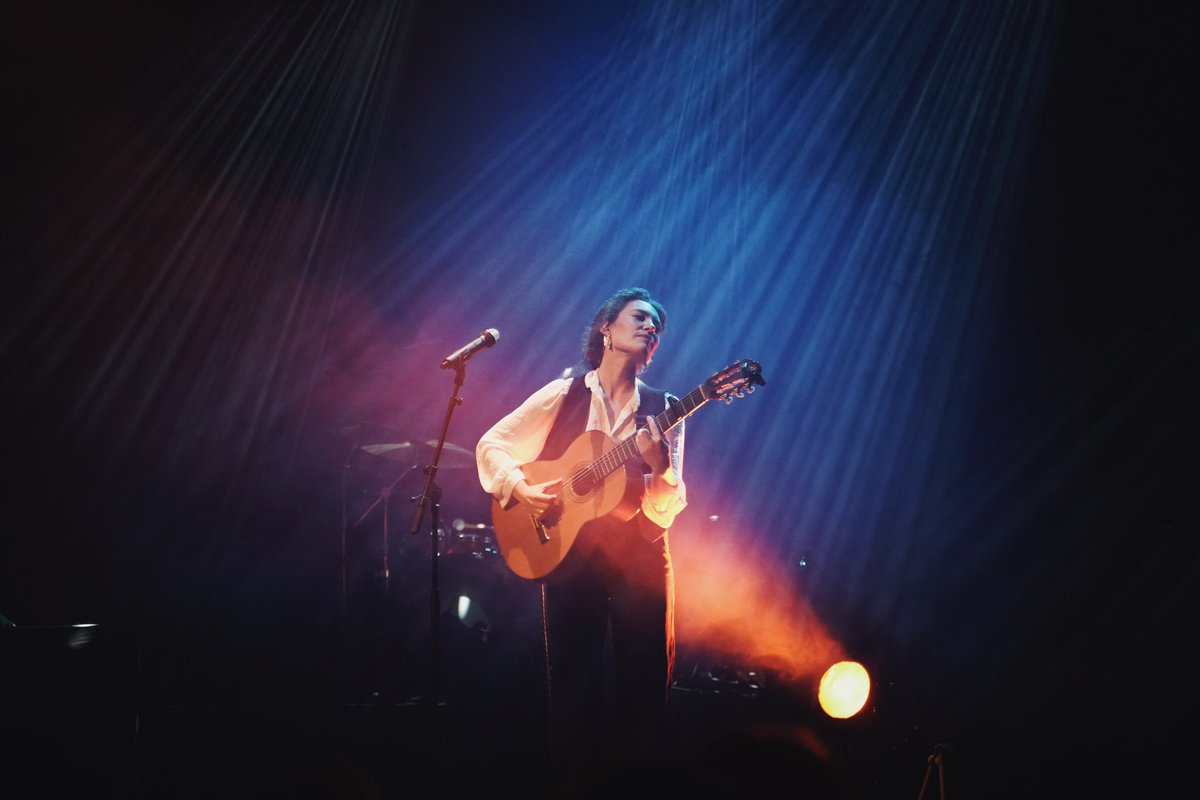 Haarlem bedankt! Mijn hart is vol. De band om me heen, ons geluid in volle glorie kunnen neerzetten en oude en nieuwe liedjes tot leven spelen - het was overweldigend en thuiskomen tegelijk. Tot de volgende! ✨ Inschrijven voor mijn nieuwsbrief kan hier: celinecairo.os.fan/signup