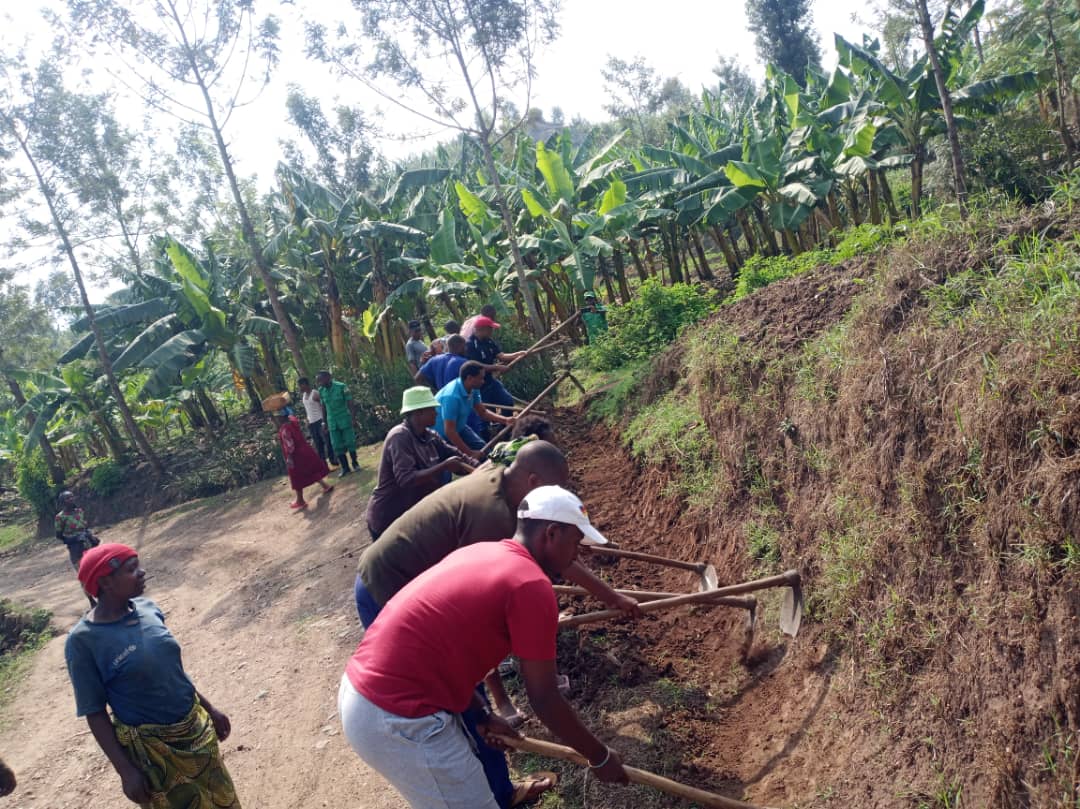 nyc_karongi's tweet photo. Mu muganda rusange usoza ukwezi kwa cyenda; mu Murenge wa Rubengera, Akagari ka Ruragwe, 
twifatanyije mu muganda n'abanyeshuri biga mu ishami ryiga ku iterambere ry'icyaro muri PIASS,ishami rya karongi. Nyuma y'umuganda bishyuriye mituweli abaturage 150. @RwandaYouth
@jnabdallah https://t.co/1T6Toq5gGh