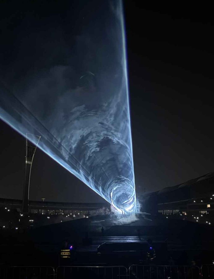 ye_world_'s tweet photo. KANYE WEST HAS MADE WORMHOLE!!

INSANE, RIDICULOUS https://t.co/yg8kozhMIb
