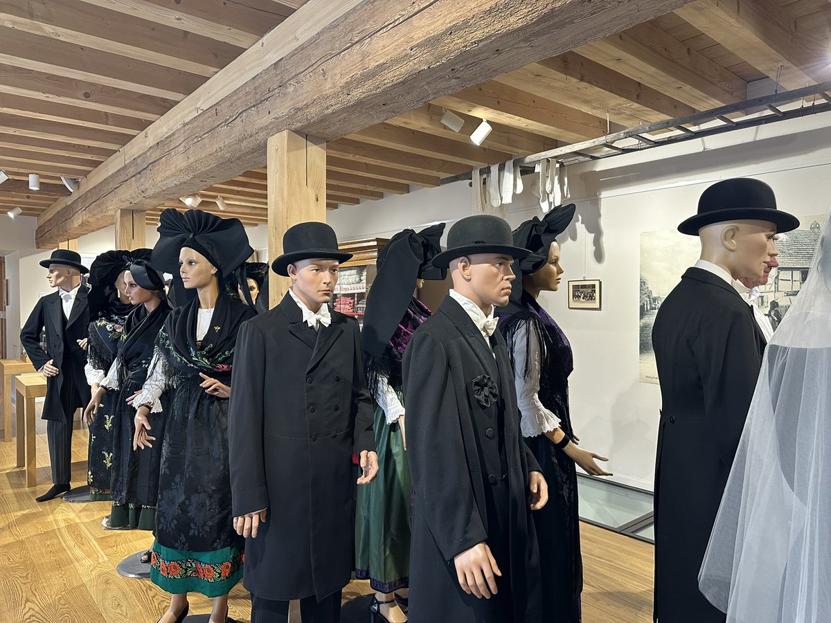 Elus_ForceTerri's tweet image. ☀️ Très belle journée de séminaire de travail à #truchtersheim qui s’est clôturée par une visite de la 🏠 Maison du #Kochersberg, qui valorise le patrimoine local, ses rites et traditions autour d’objets anciens ou plus contemporains dans des expositions régulièrement