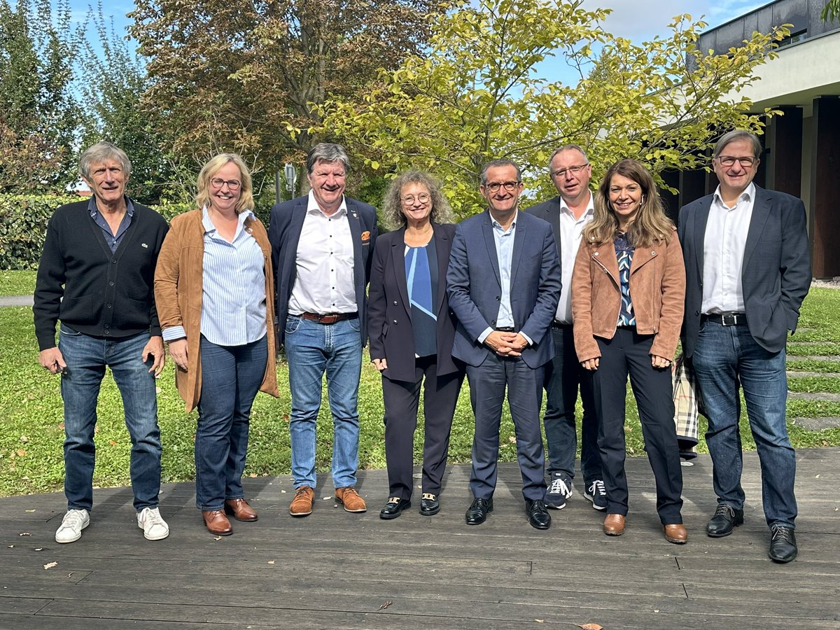 Elus_ForceTerri's tweet image. ☀️ Très belle journée de séminaire de travail à #truchtersheim qui s’est clôturée par une visite de la 🏠 Maison du #Kochersberg, qui valorise le patrimoine local, ses rites et traditions autour d’objets anciens ou plus contemporains dans des expositions régulièrement