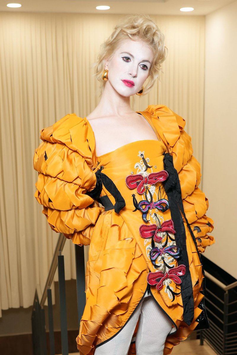 ParamoreMX's tweet photo. 📷 Nuevas fotos de Hayley Williams en París para la Semana de la Moda de París. Hoy asistió al desfile de ropa femenina de Vivienne Westwoods. https://t.co/4ZMaEAQvYV