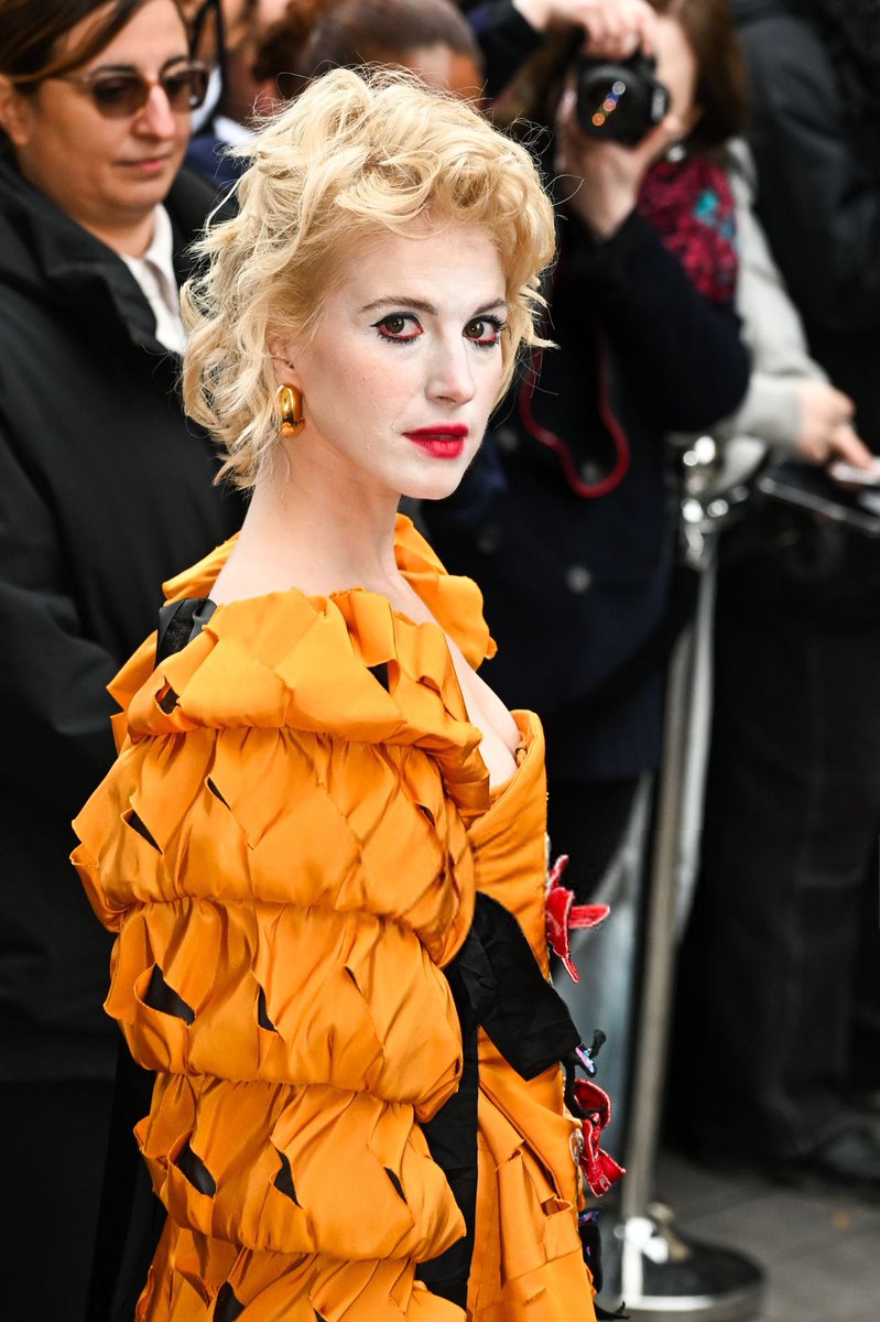 ParamoreMX's tweet photo. 📷 Nuevas fotos de Hayley Williams en París para la Semana de la Moda de París. Hoy asistió al desfile de ropa femenina de Vivienne Westwoods. https://t.co/4ZMaEAQvYV